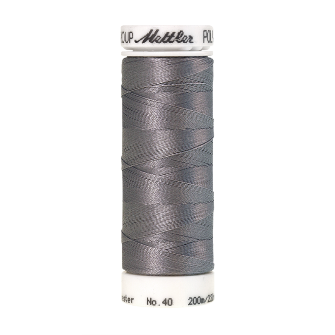 Amann Mettler Poly Sheen Asphalt glänzt durch den trilobalen Fadenquerschnitt besonders schön. Zum Sticken, Quilten, Nähen. 200m Spule